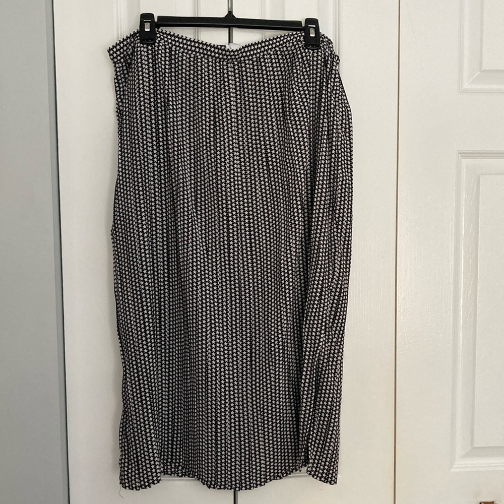 NWT POPSUGAR XL Women’s star white and black skirt with side slits, elastic band